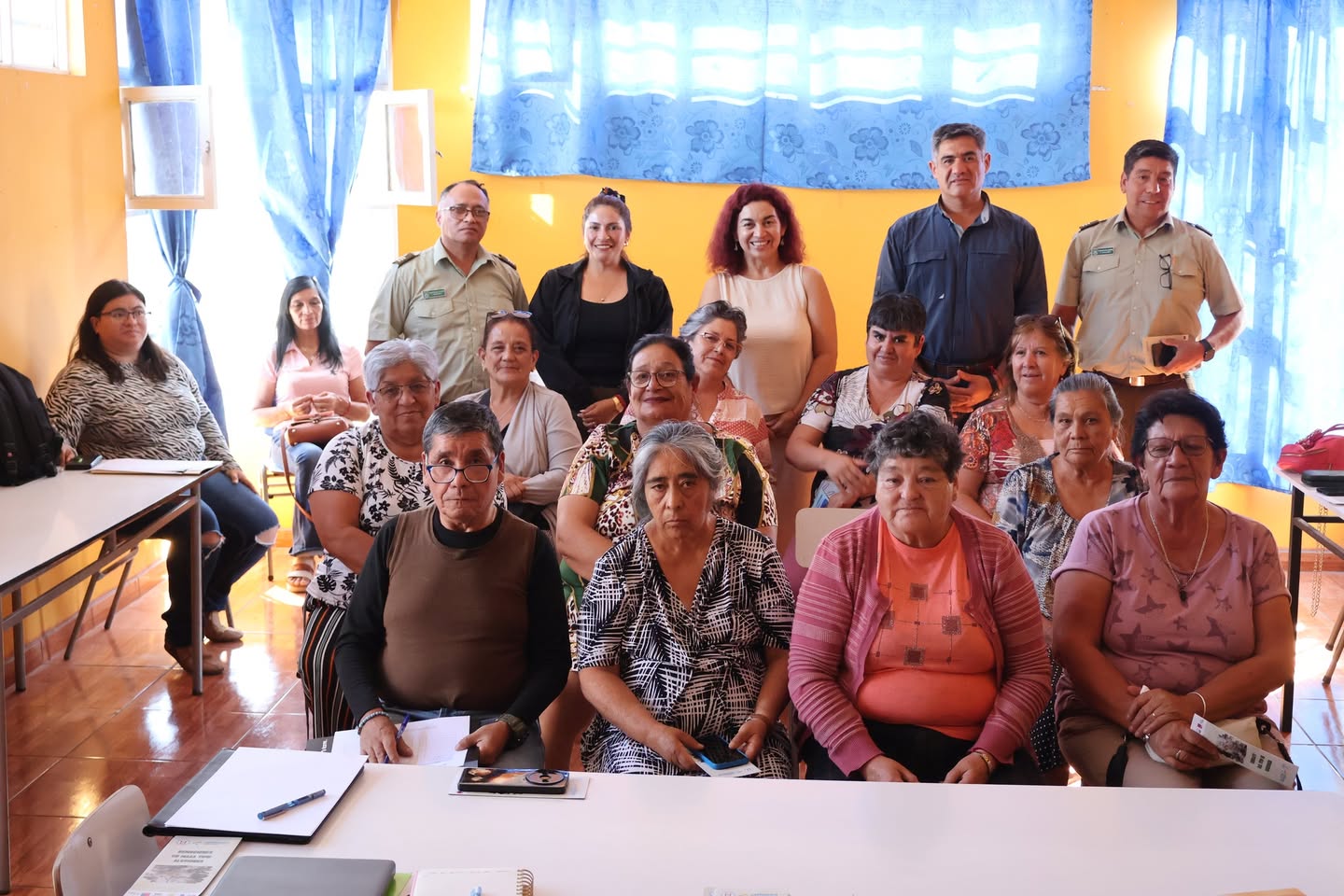 Vecinas, vecinos y representantes municipales participan en encuentro comunitario de la JJ.VV. N°10 El Salitre en Taltal.