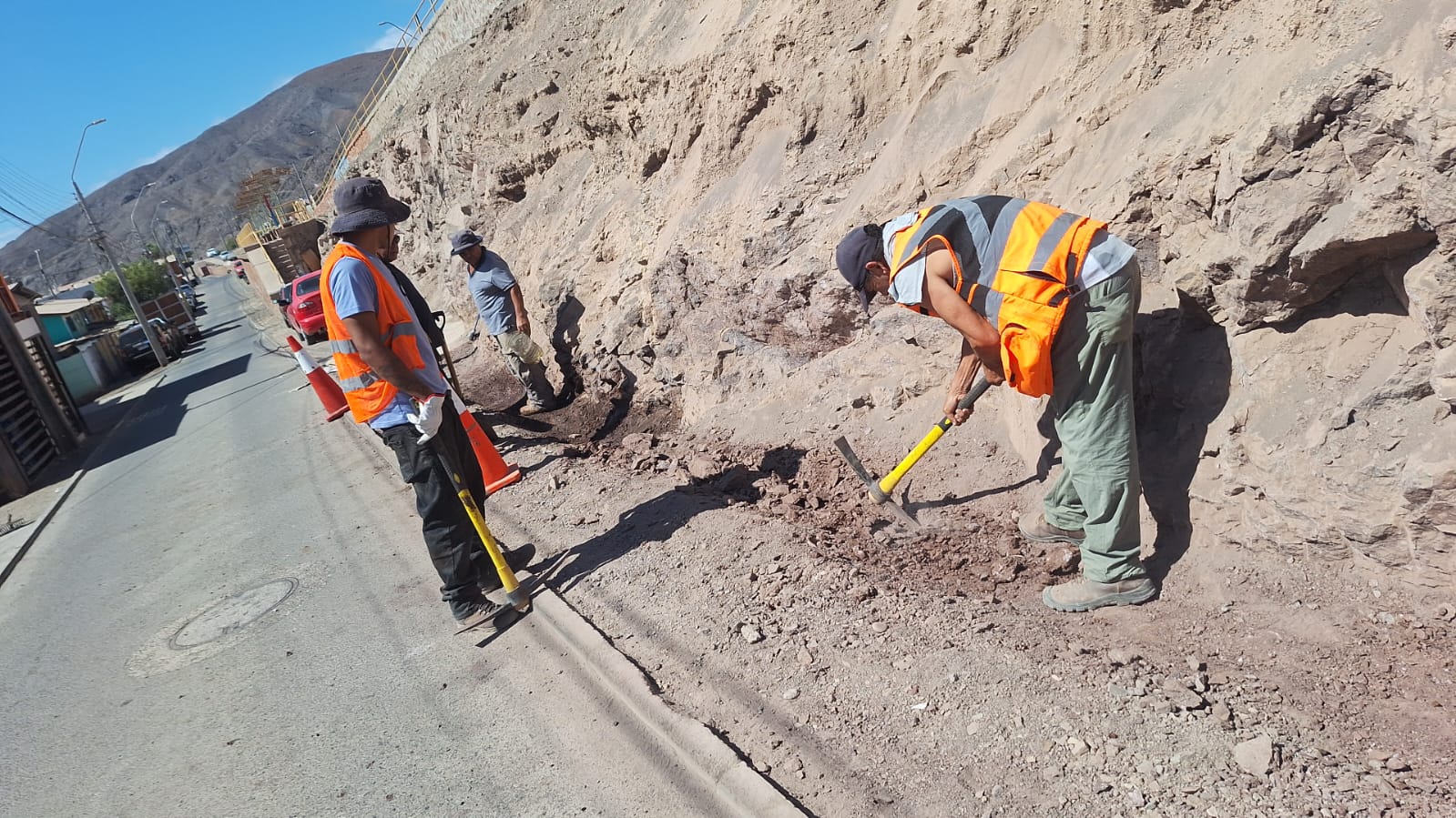 Trabajadores ejecutan obras de estabilización de terreno