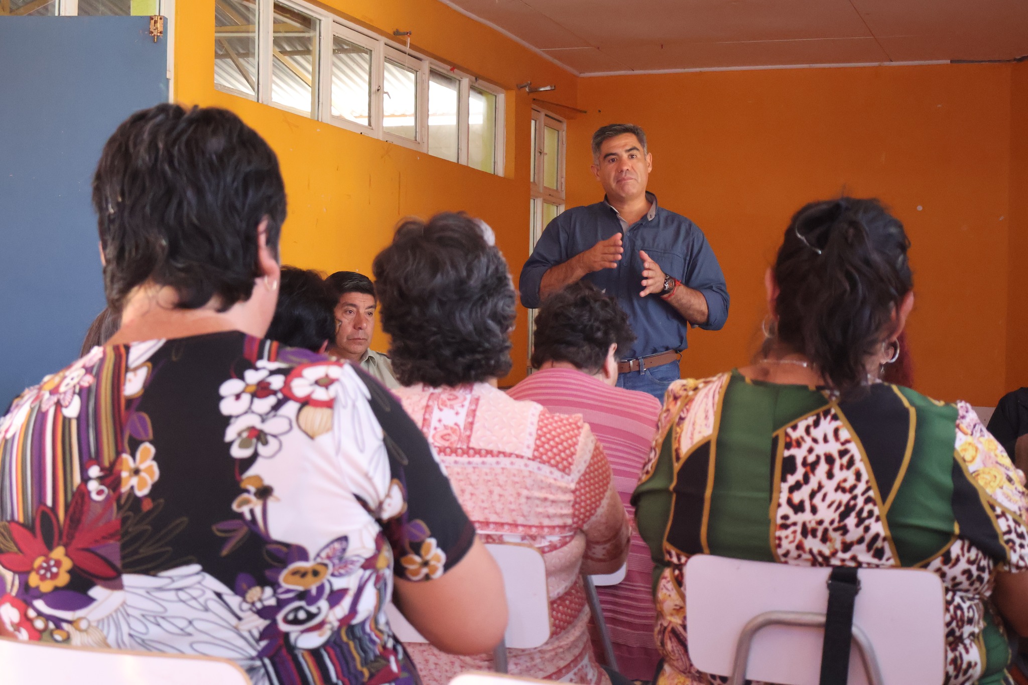 Representante municipal expone ante vecinas y vecinos durante reunión en El Salitre, Taltal.