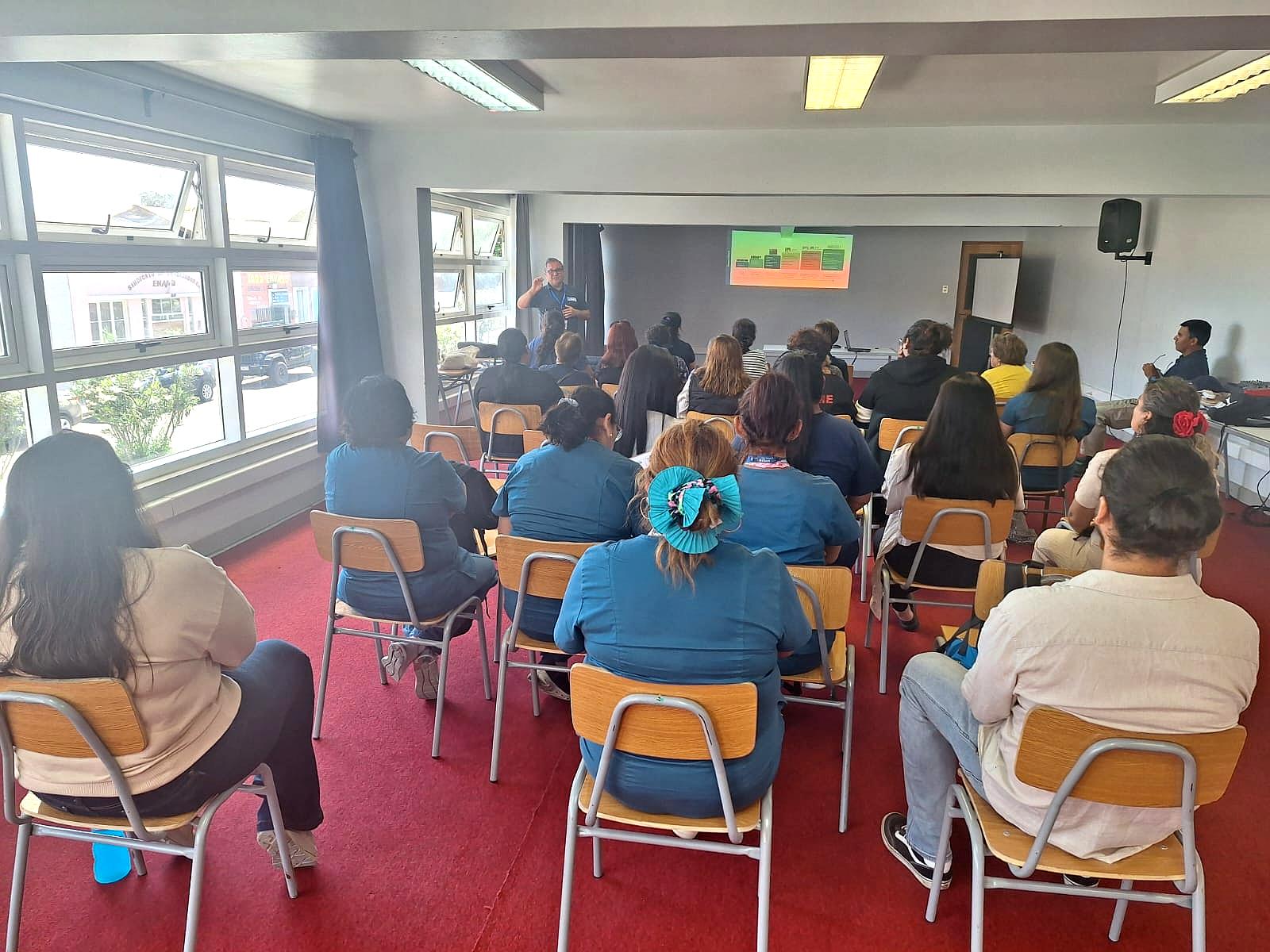 Comunidad participa en charla sobre beneficios sociales del IPS en Taltal