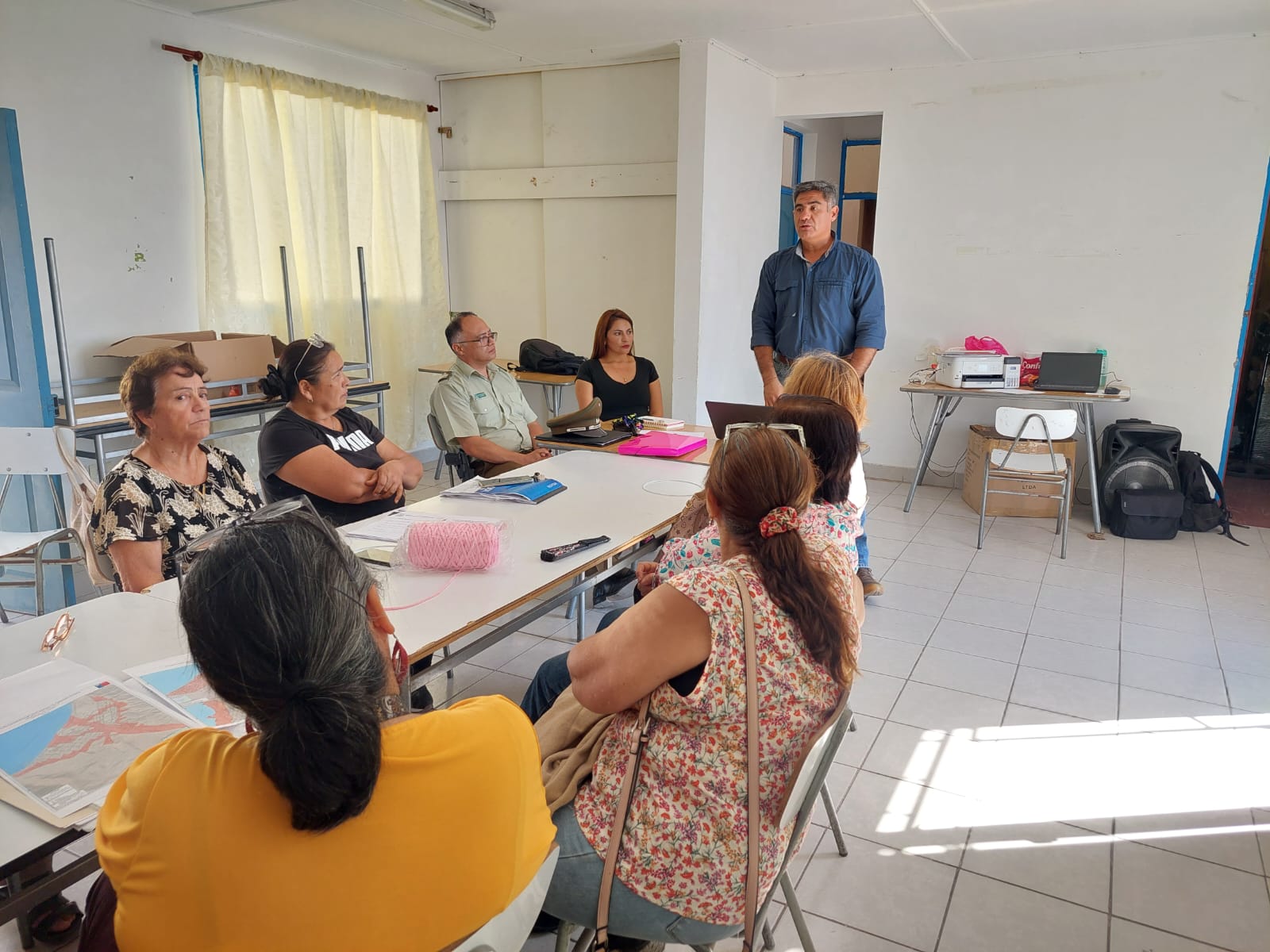 Representantes municipales dialogan con vecinos y vecinas de La Caleta durante una jornada comunitaria en Taltal.