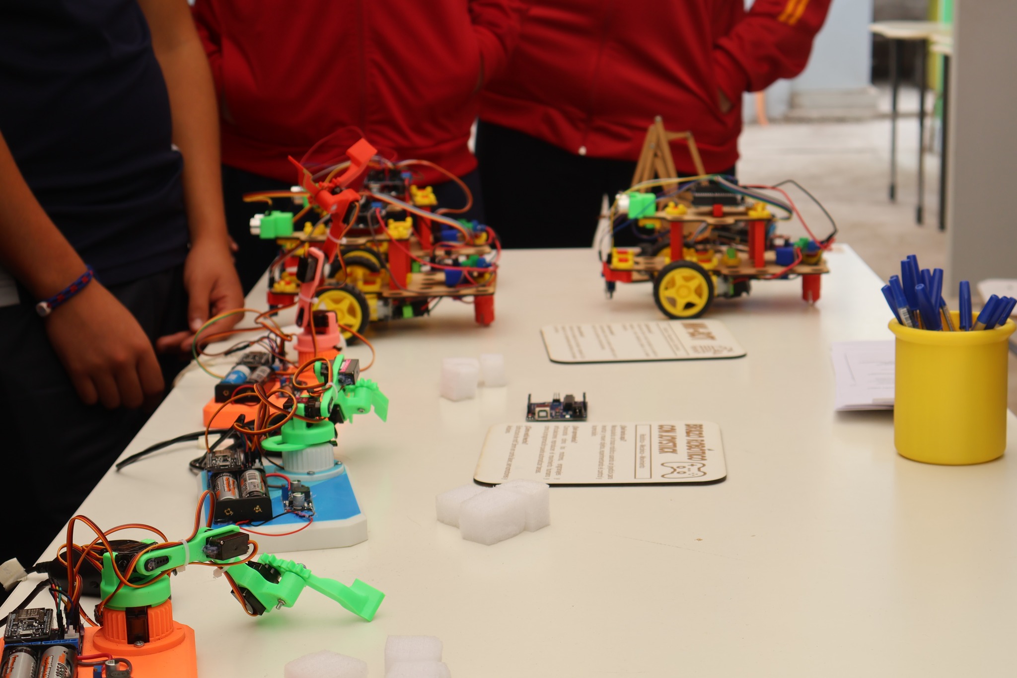 Robots y brazos robóticos con tecnología Arduino exhibidos en muestra demostrativa Impulsa 4.0 Liceo Taltal