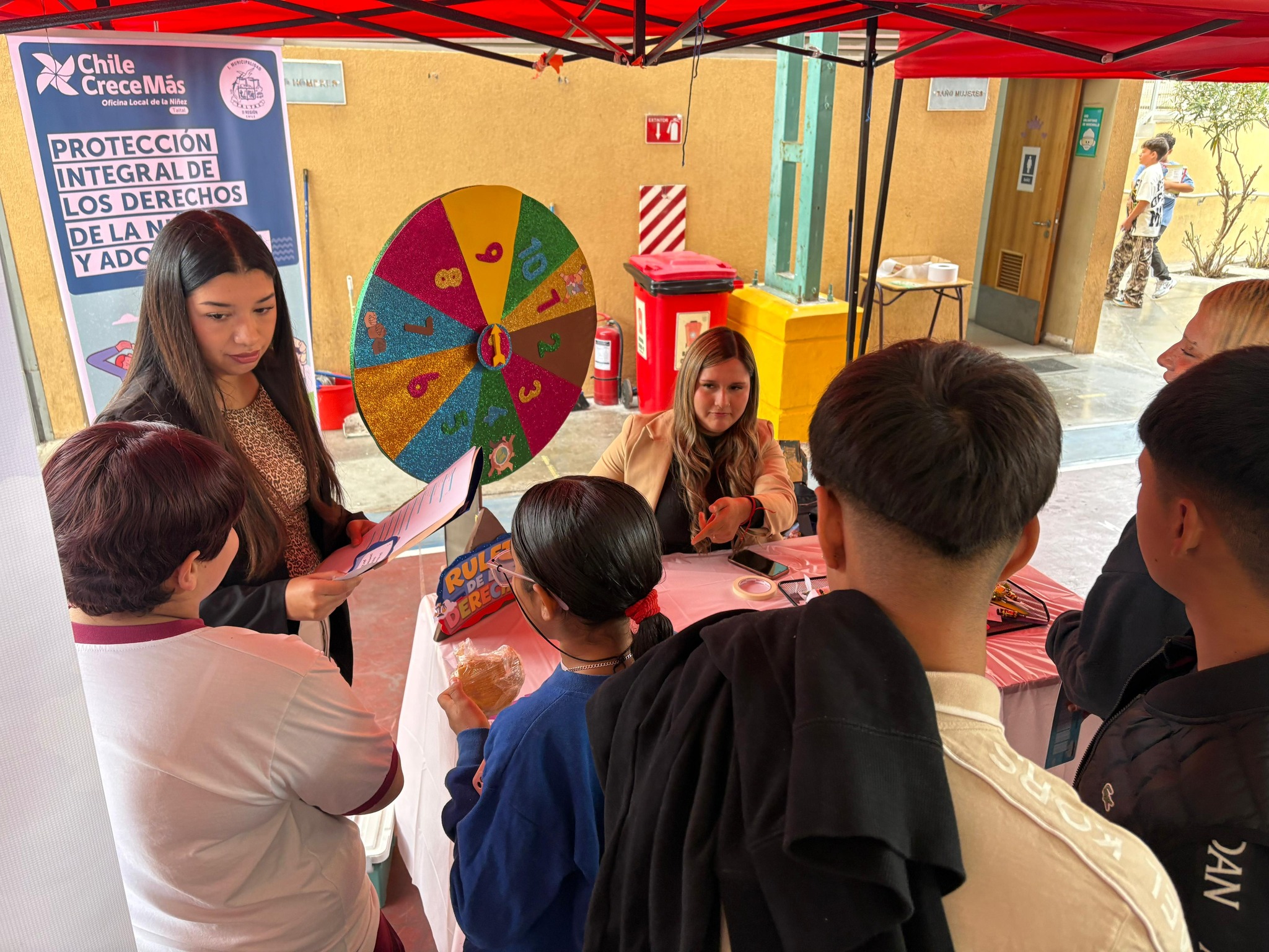 Estudiantes participan en dinámica de ruleta educativa sobre prevención en liceo de Taltal