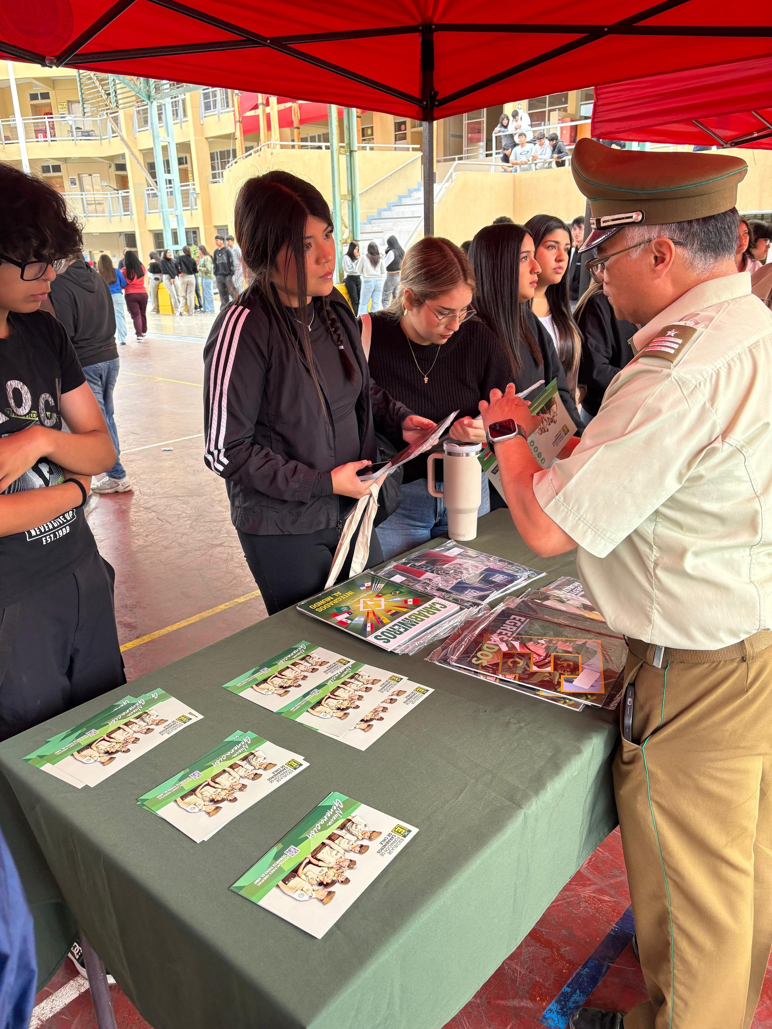 Carabineros de Chile entrega información preventiva a estudiantes en Taltal
