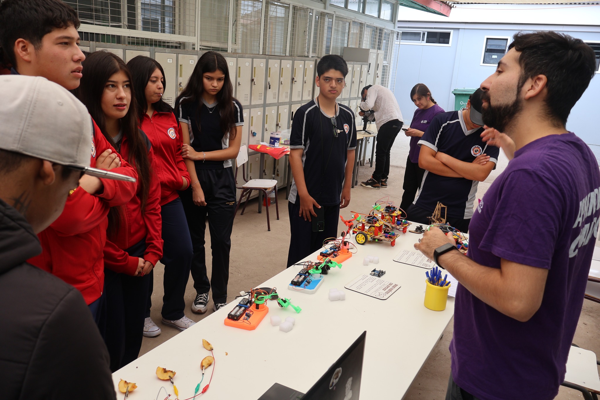 Monitor del proyecto Impulsa 4.0 explicando robótica a estudiantes del Liceo Politécnico de Taltal
