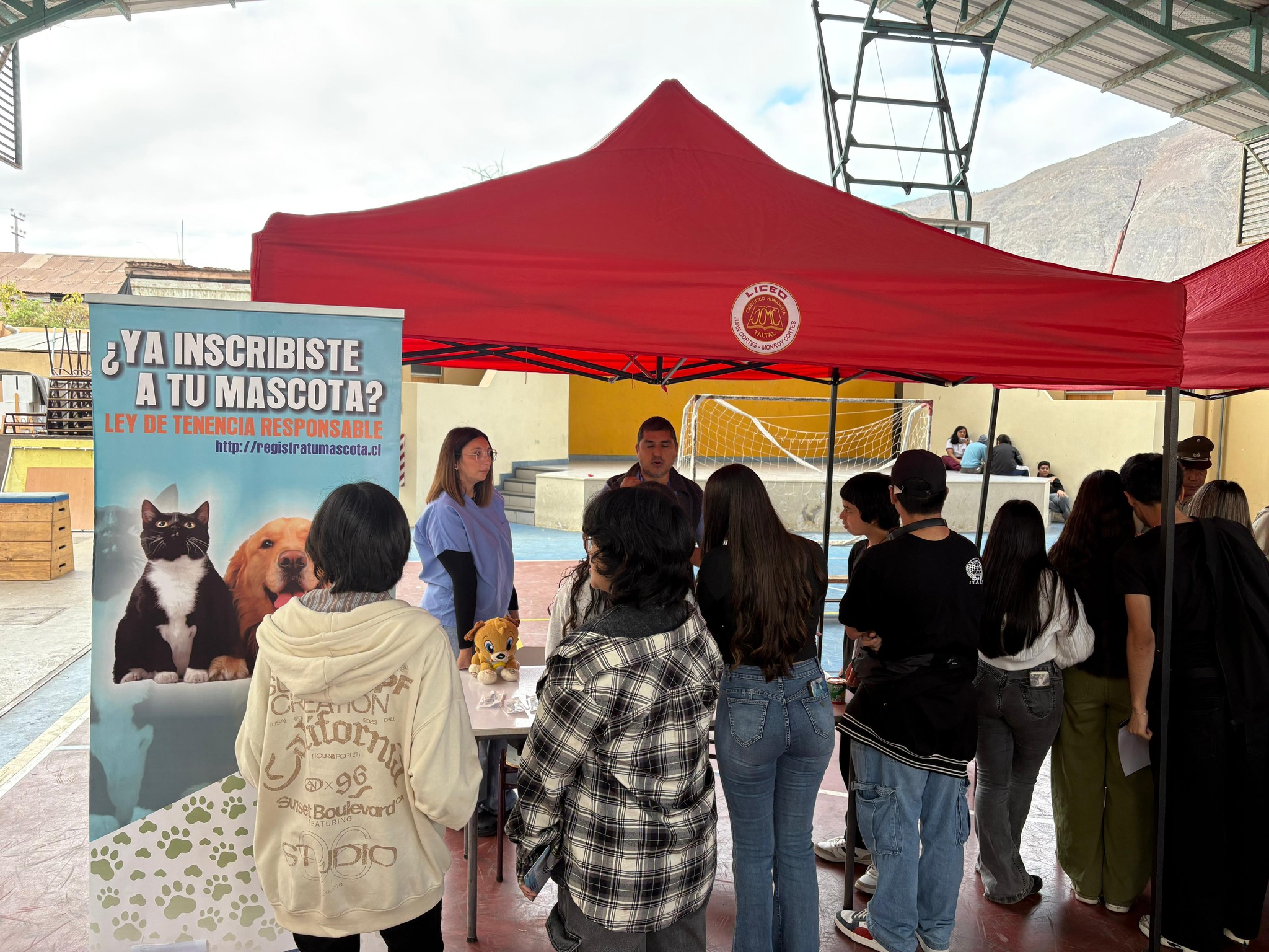 Estudiantes participan en recreo entretenido preventivo organizado por SENDA Previene Taltal en el Liceo Juan Cortés Monroy, con stands educativos y actividades de prevención.