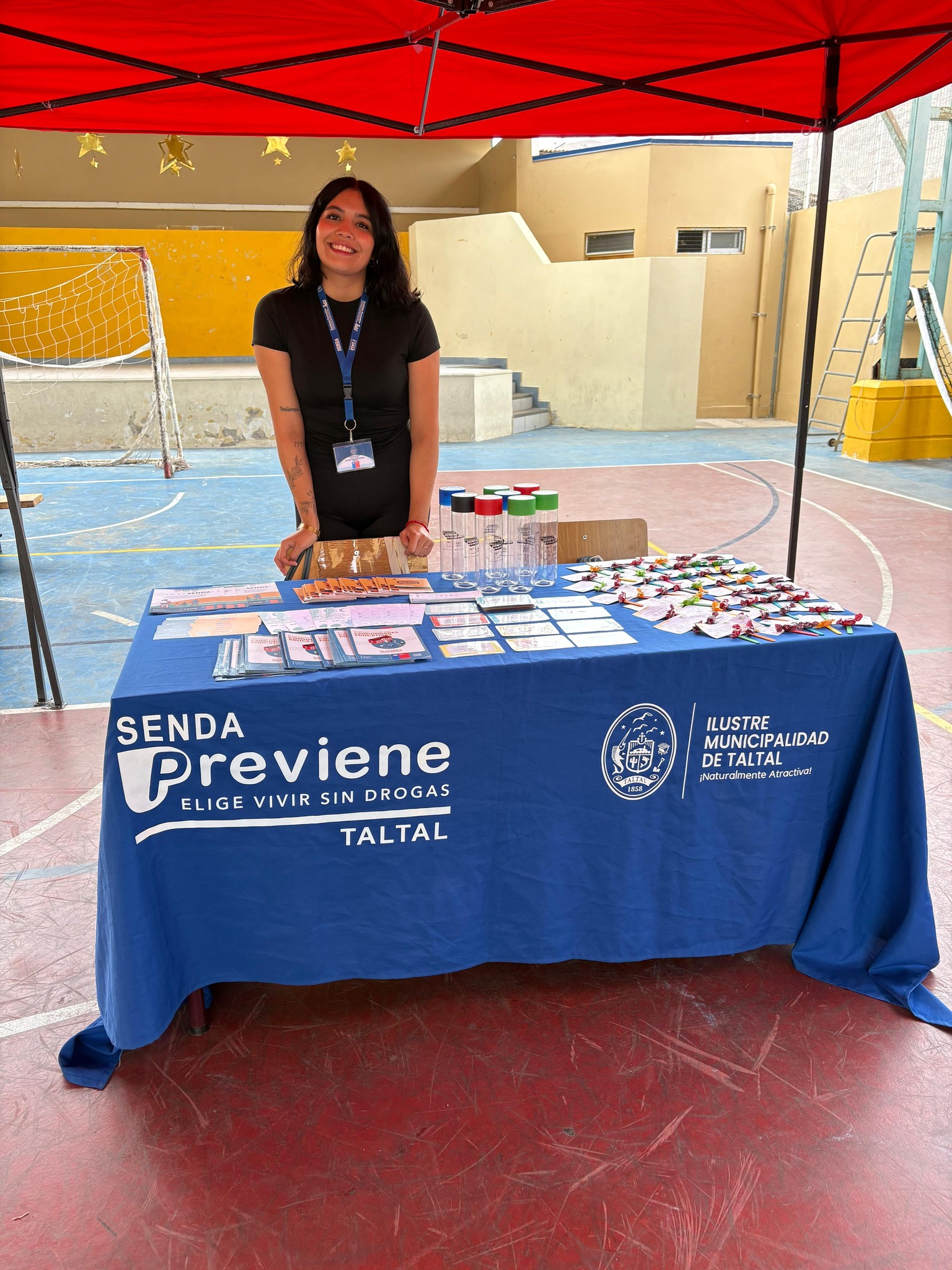 Funcionaria de SENDA Previene Taltal en jornada preventiva escolar