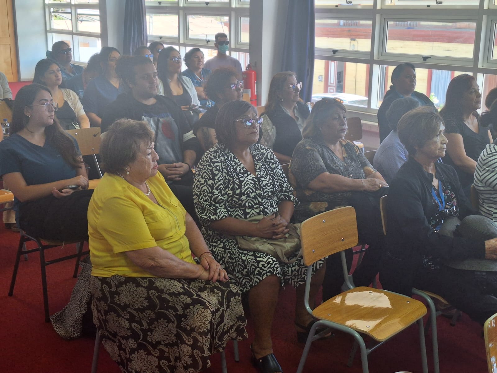 Personas mayores y dirigentes sociales asisten a charla informativa del IPS en Taltal