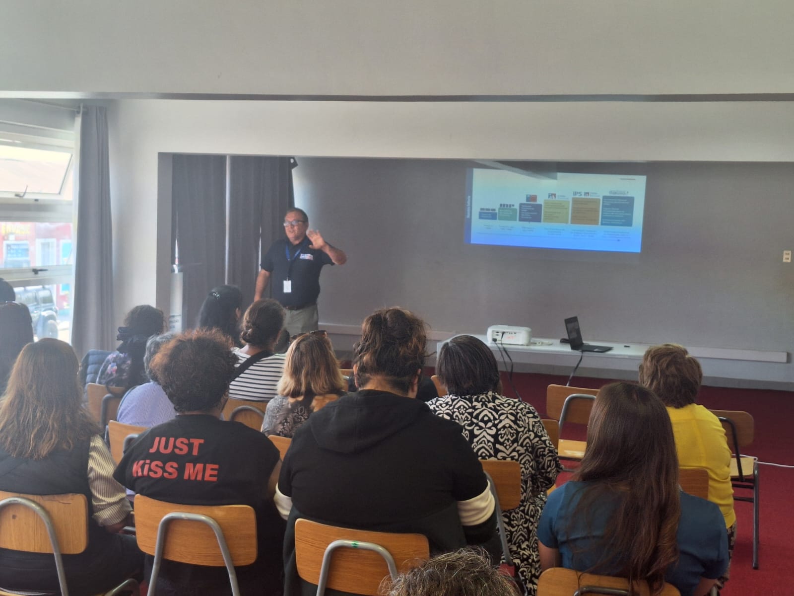 Expositor del IPS realiza charla informativa a personas mayores en Taltal