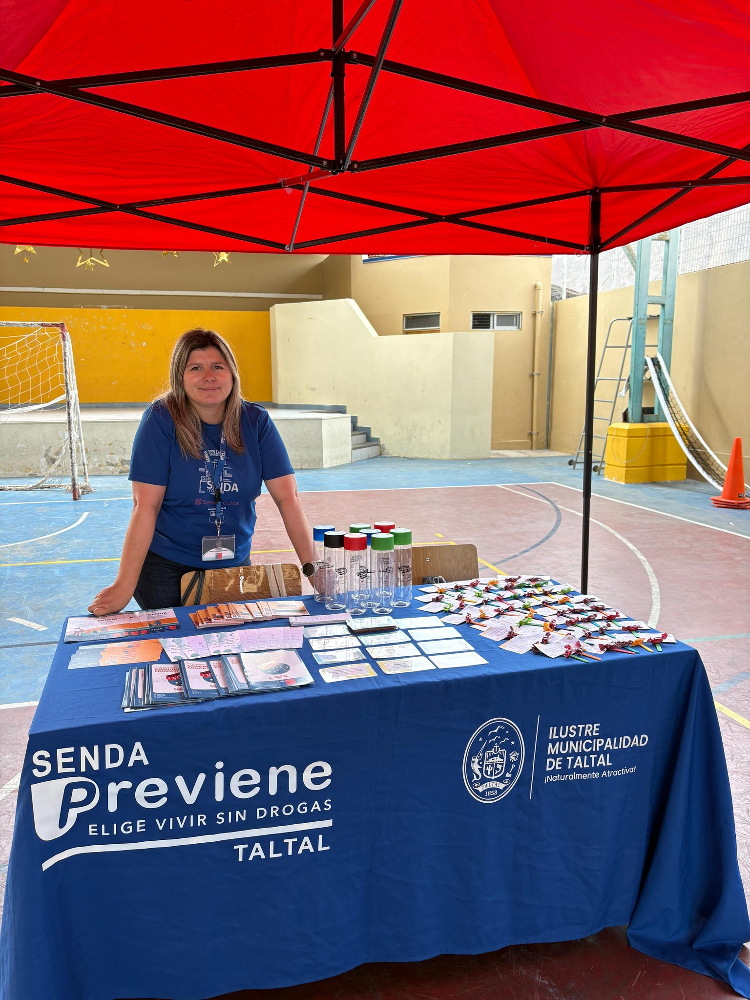Stand de SENDA Previene Taltal con material informativo en jornada escolar