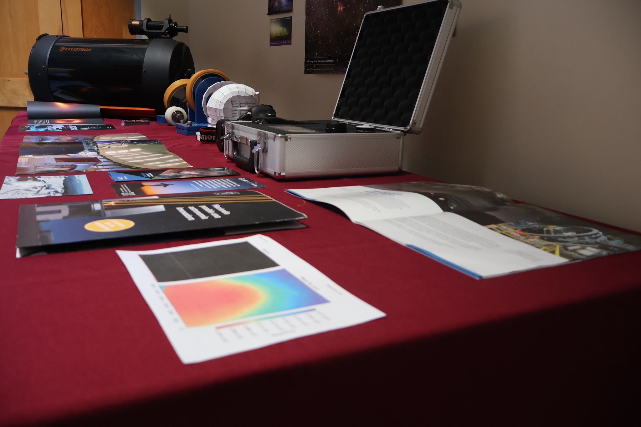 Material educativo y equipamiento astronómico exhibido durante actividad de la Academia de Astronomía en el Liceo C-21 de Taltal.