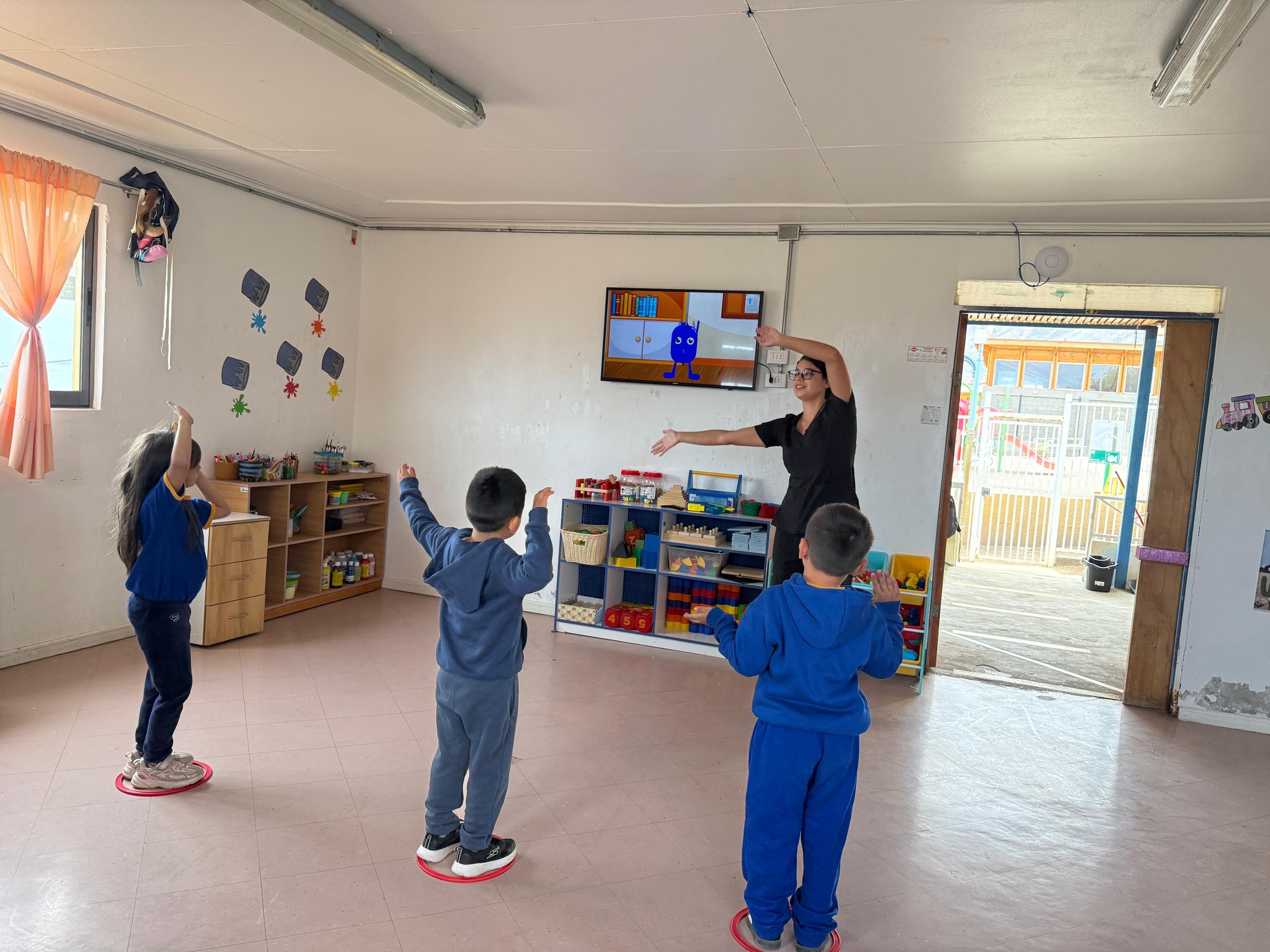 Kinesióloga guía actividad psicomotora en jardín infantil de Paposo