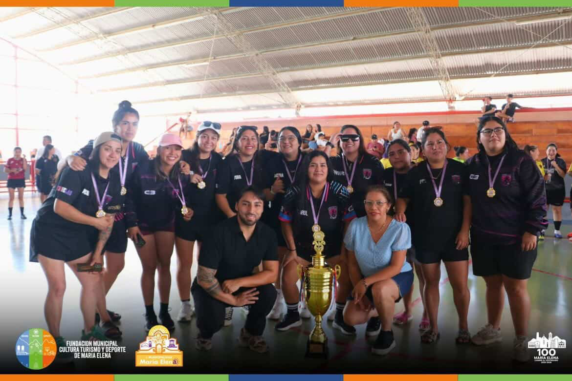 Jugadoras de Chavelas FC posan con la copa en María Elena junto a la alcaldesa y al organizador del campeonato.