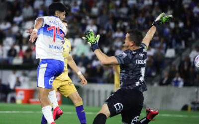 Católica volvió a regalar el partido, pero Jimmy Martínez evitó el descalabro: 2-2 ante Everton en el Claro Arena