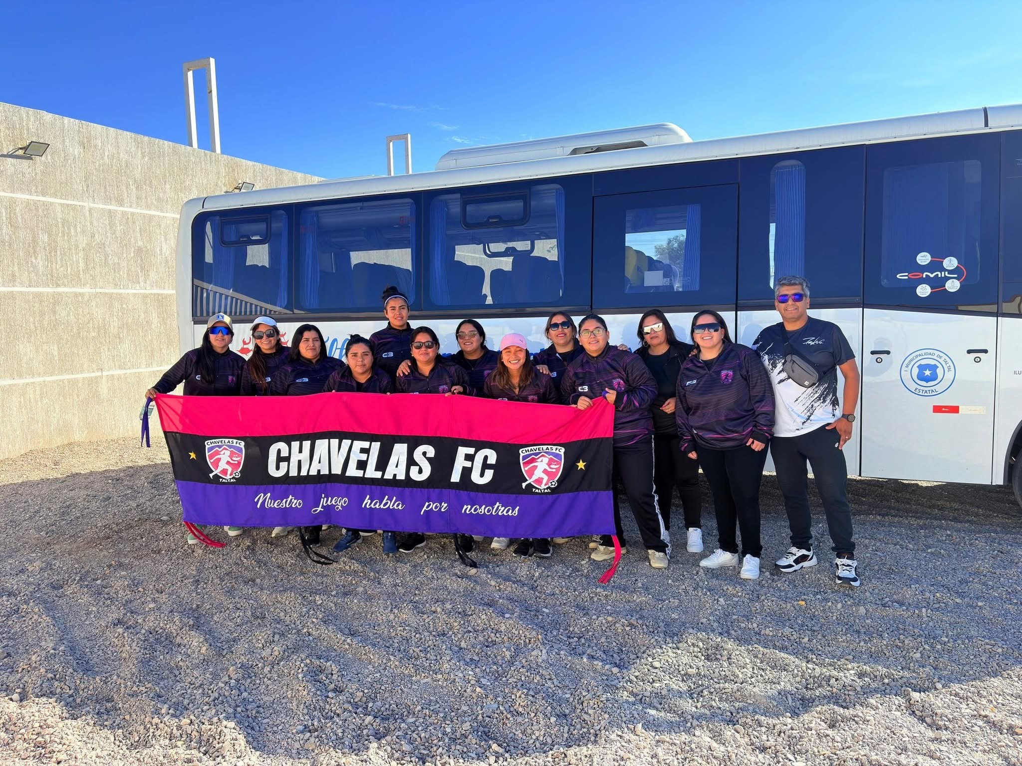 Plantel de Chavelas FC posa con su lienzo antes de viajar a María Elena para competir en un torneo femenino representando a Taltal.