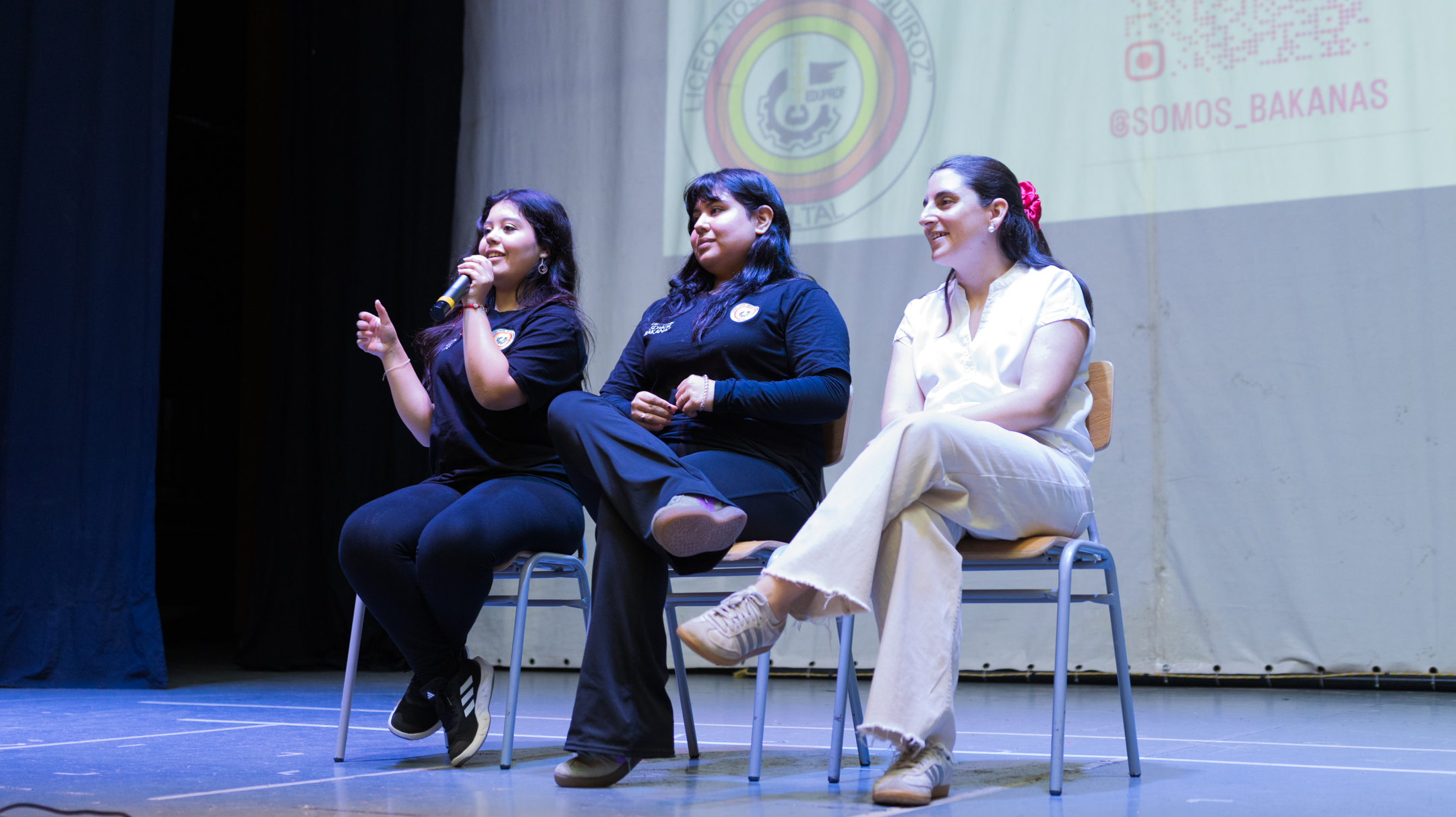 Carla Hermann participa en conversatorio con estudiantes del grupo Somos Bakanas durante encuentro de liderazgo femenino organizado por Colbún en Taltal
