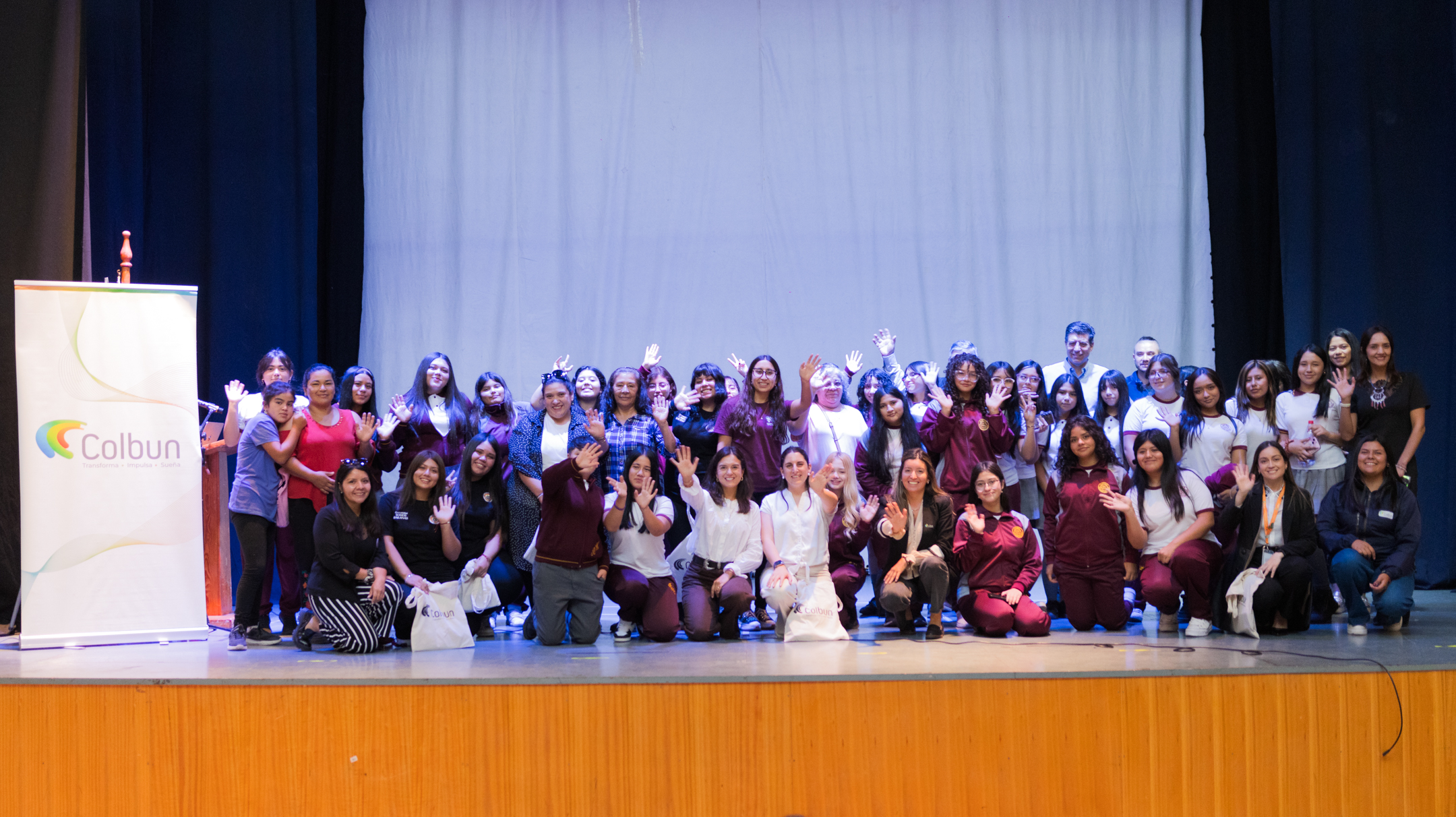 Participantes de la charla Mujeres que abren caminos junto a Colbún y la Municipalidad de Taltal en actividad sobre liderazgo femenino en el Centro Cultural de Taltal