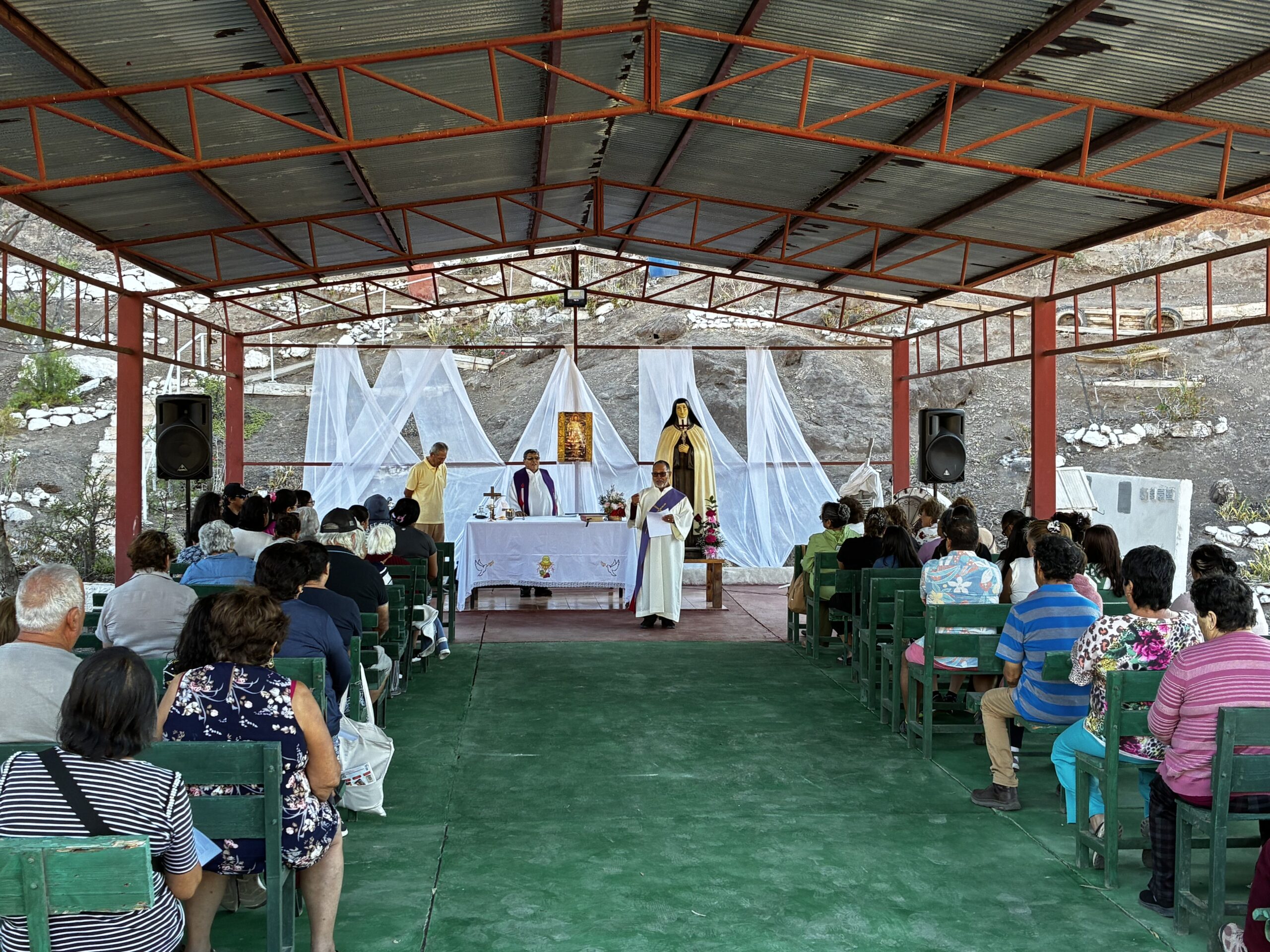 Diácono dirige un mensaje a la comunidad durante la ceremonia en el Santuario Santa Teresa de Los Andes de Taltal.