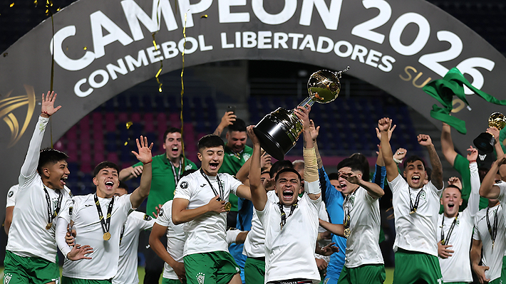 Jugadores de Santiago Wanderers Sub 20 celebran el título de la Copa Libertadores Sub 20 2026 tras vencer a Flamengo en penales en Quito.