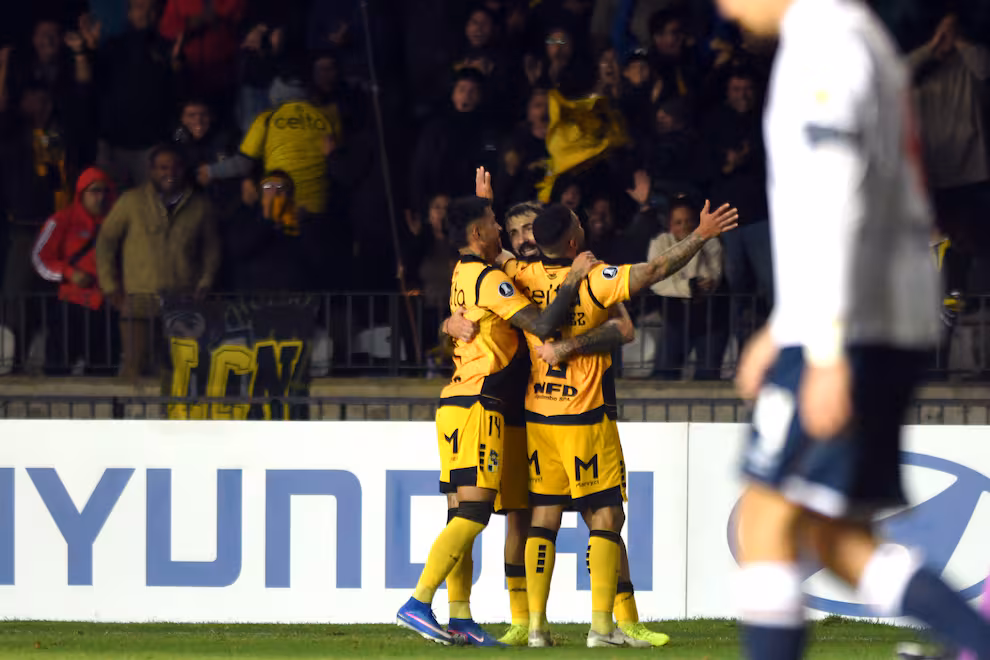 Manuel Fernández celebra el empate agónico de Coquimbo Unido ante Nacional por la Copa Libertadores 2026 en el estadio Francisco Sánchez Rumoroso.