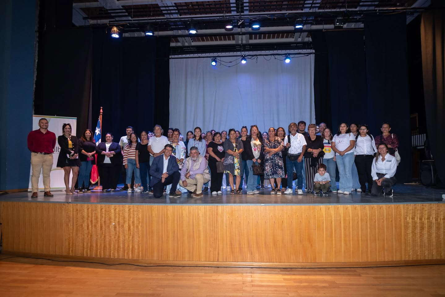 Participantes y equipo del Centro de Emprendimiento Colbún Taltal posan tras el lanzamiento de la oferta programática 2026