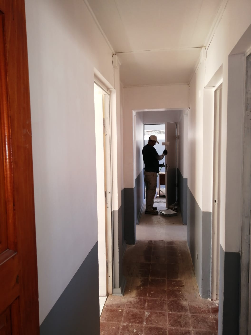 Mejoramiento interior en pasillo de la ex posta de Paposo durante trabajos de habilitación