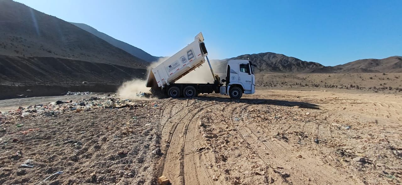 Camión municipal realiza operativo de limpieza en Quebrada del 8 en Taltal.