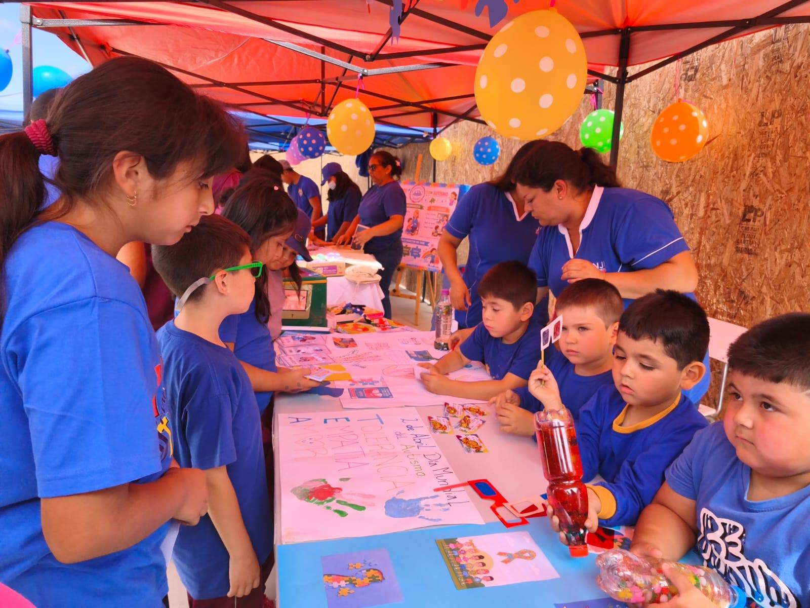 Niños participan en actividad sensorial durante conmemoración del Día del Autismo