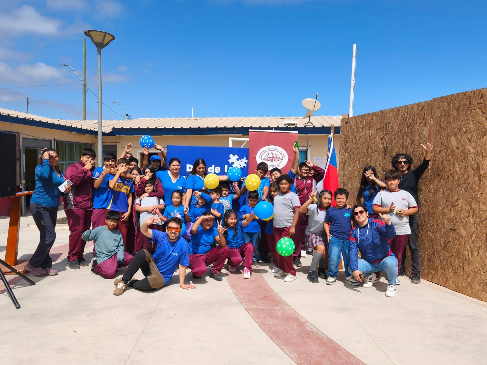 Estudiantes participan en stand de concientización sobre el autismo en Paposo