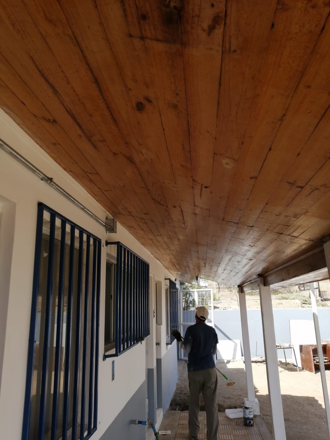 Trabajos de pintura y terminaciones al interior de la ex posta de Paposo