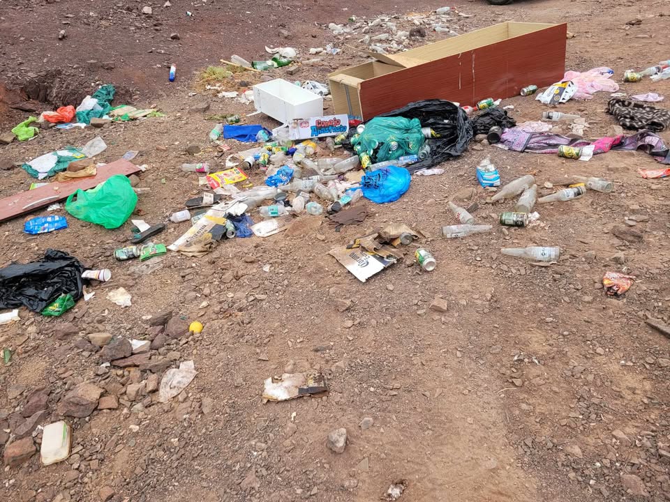 Botellas, ropa y muebles abandonados en un terreno del sector Coquimbito de Taltal.