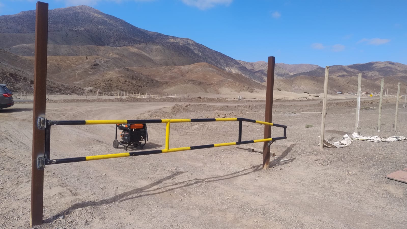 Personal municipal realiza trabajos de instalación de una barrera metálica en el acceso al sitio municipal del km 7 de Taltal.