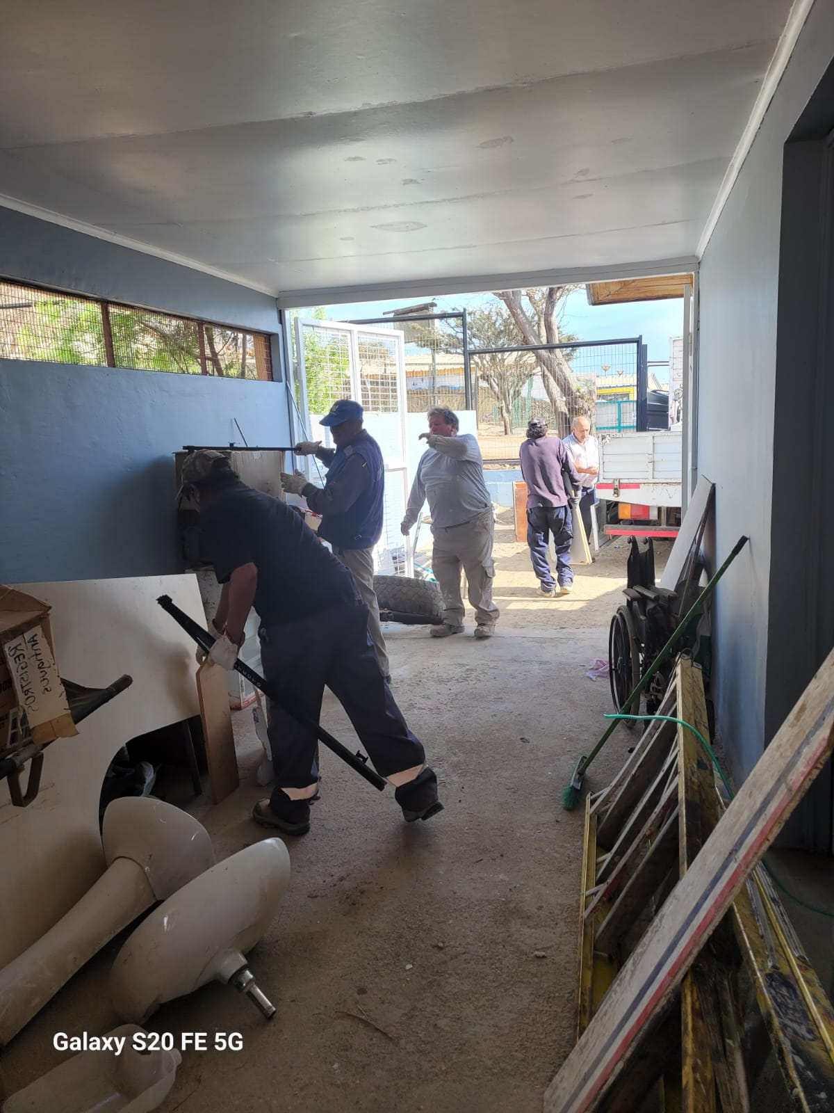 Personal municipal realiza retiro y despeje de materiales en la ex posta de Paposo