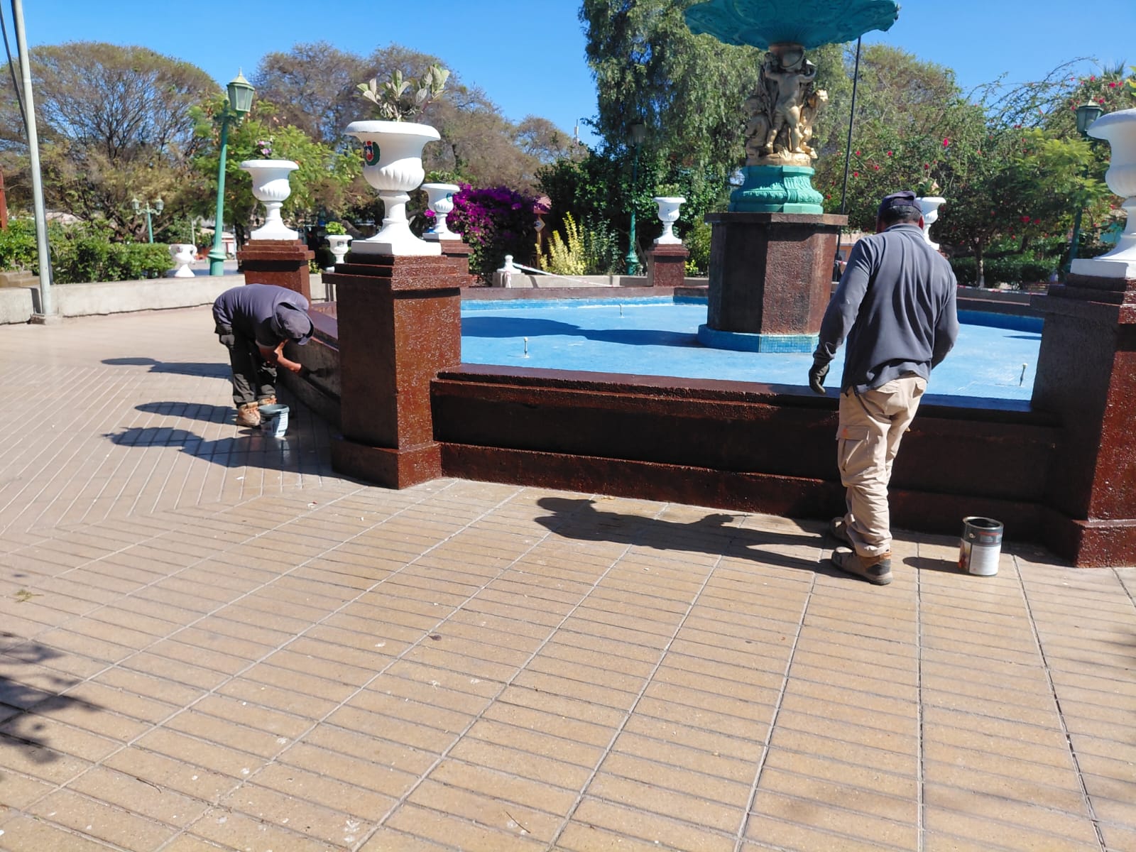 Personal municipal realiza trabajos de mantención en la pileta de la Plaza Arturo Prat de Taltal.
