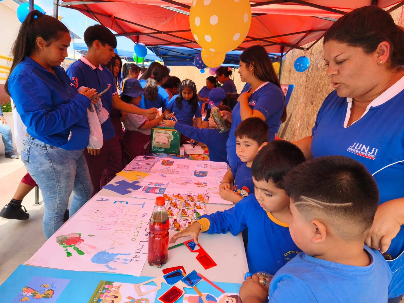 Material sensorial y pedagógico exhibido en actividad sobre autismo en Paposo