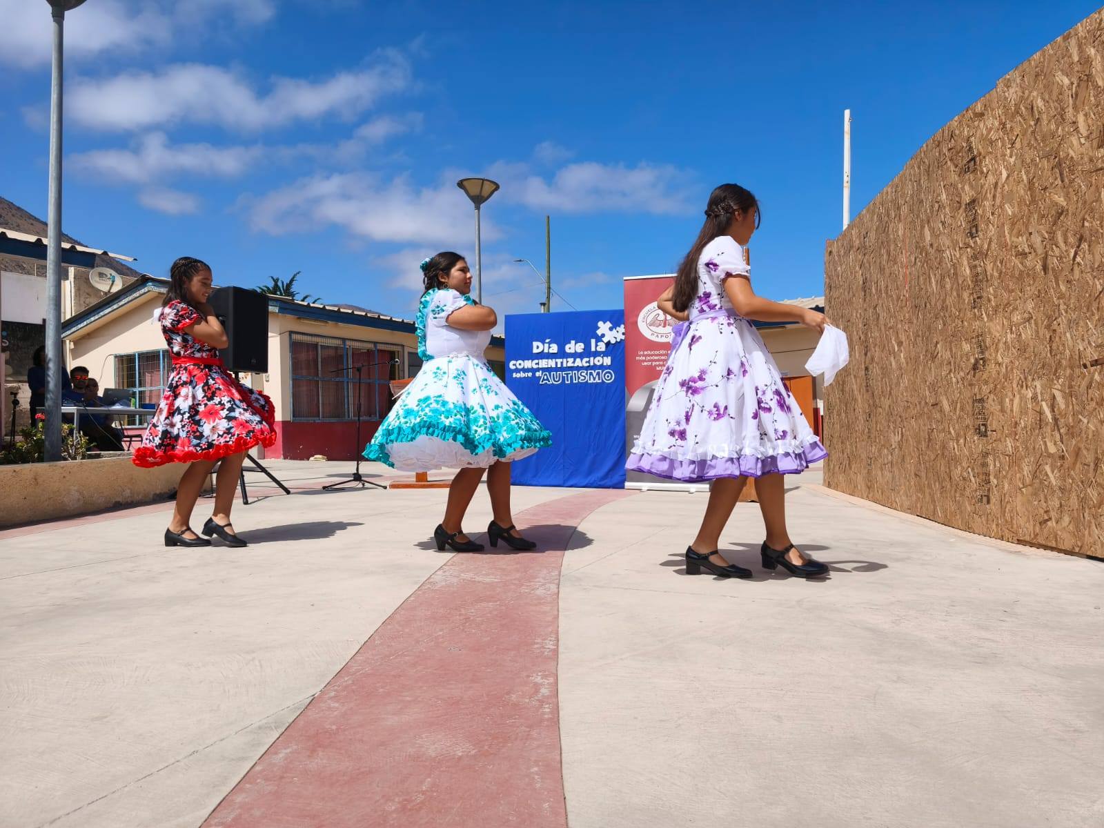 Presentación artística durante jornada de concientización sobre el autismo en Paposo