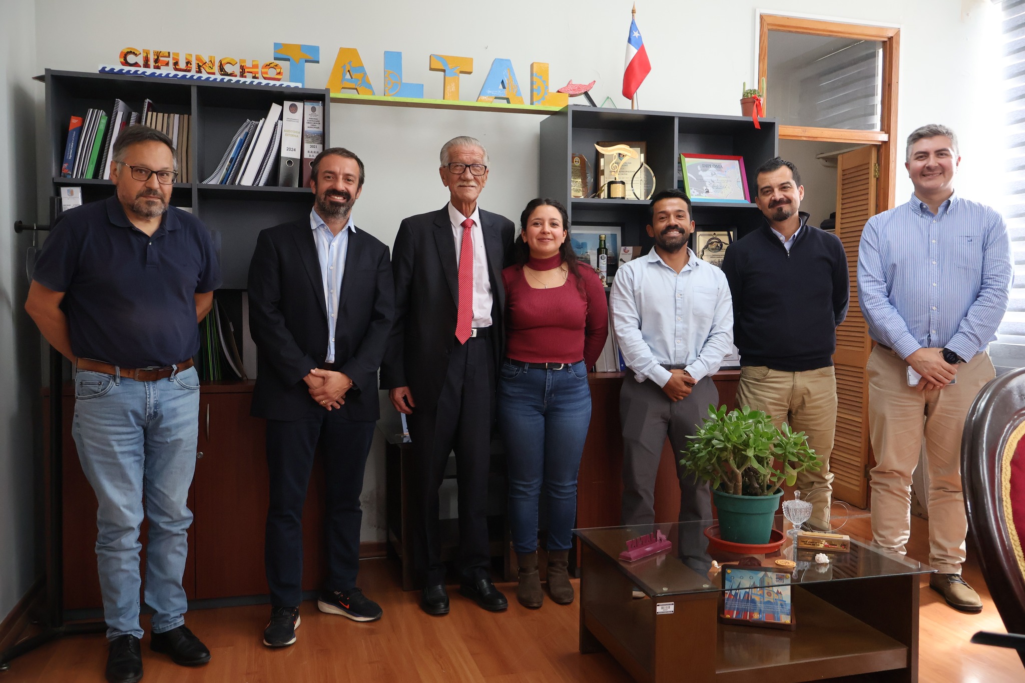 Reunión entre el alcalde de Taltal, Colbún y Fundación Huella Local por proyectos de mejoramiento de la Biblioteca Sady Zañartu y el Centro Cultural.