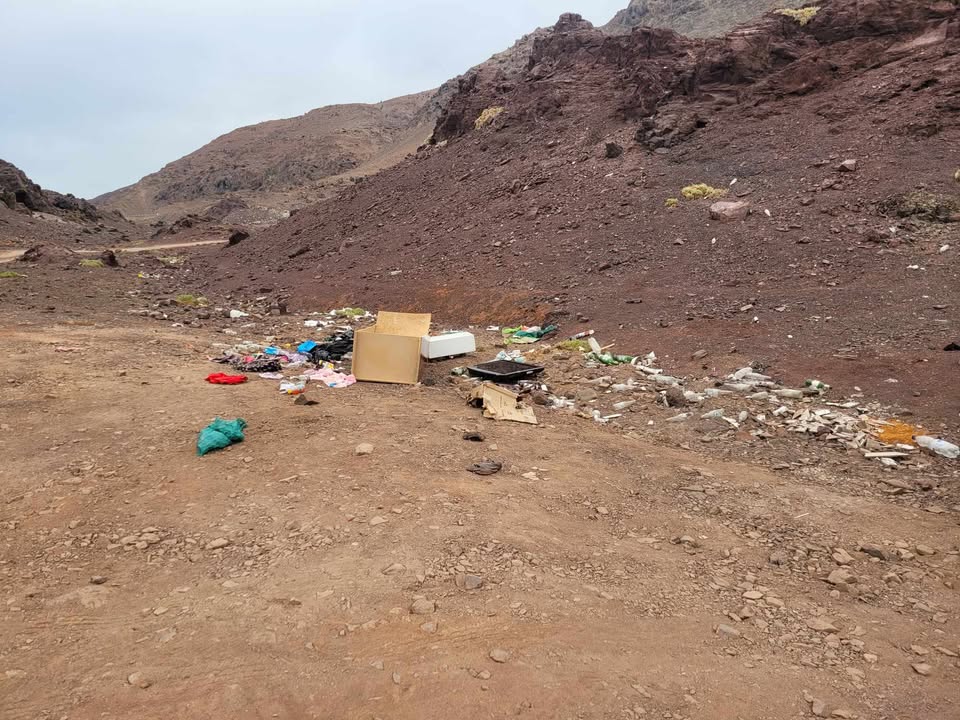 Acumulación de basura y desechos en el sector Coquimbito, detrás de La Puntilla, en Taltal.