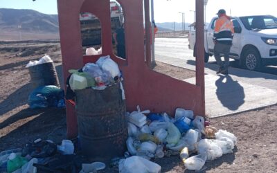 Municipio realiza operativo de limpieza en principal acceso a Taltal y refuerza llamado a cuidar la comuna