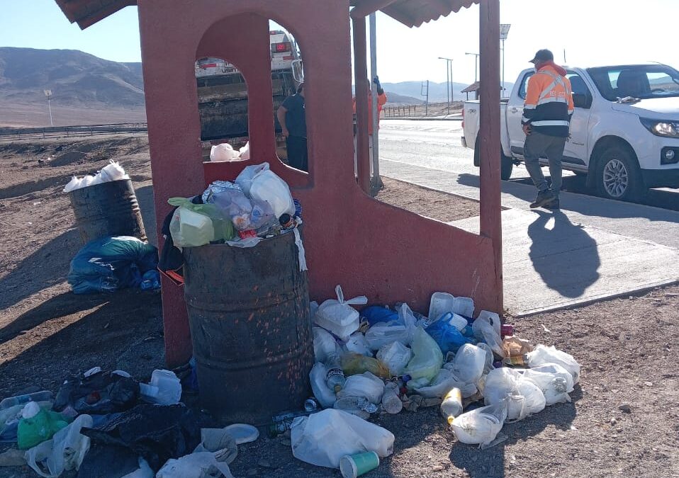 Municipio realiza operativo de limpieza en principal acceso a Taltal y refuerza llamado a cuidar la comuna