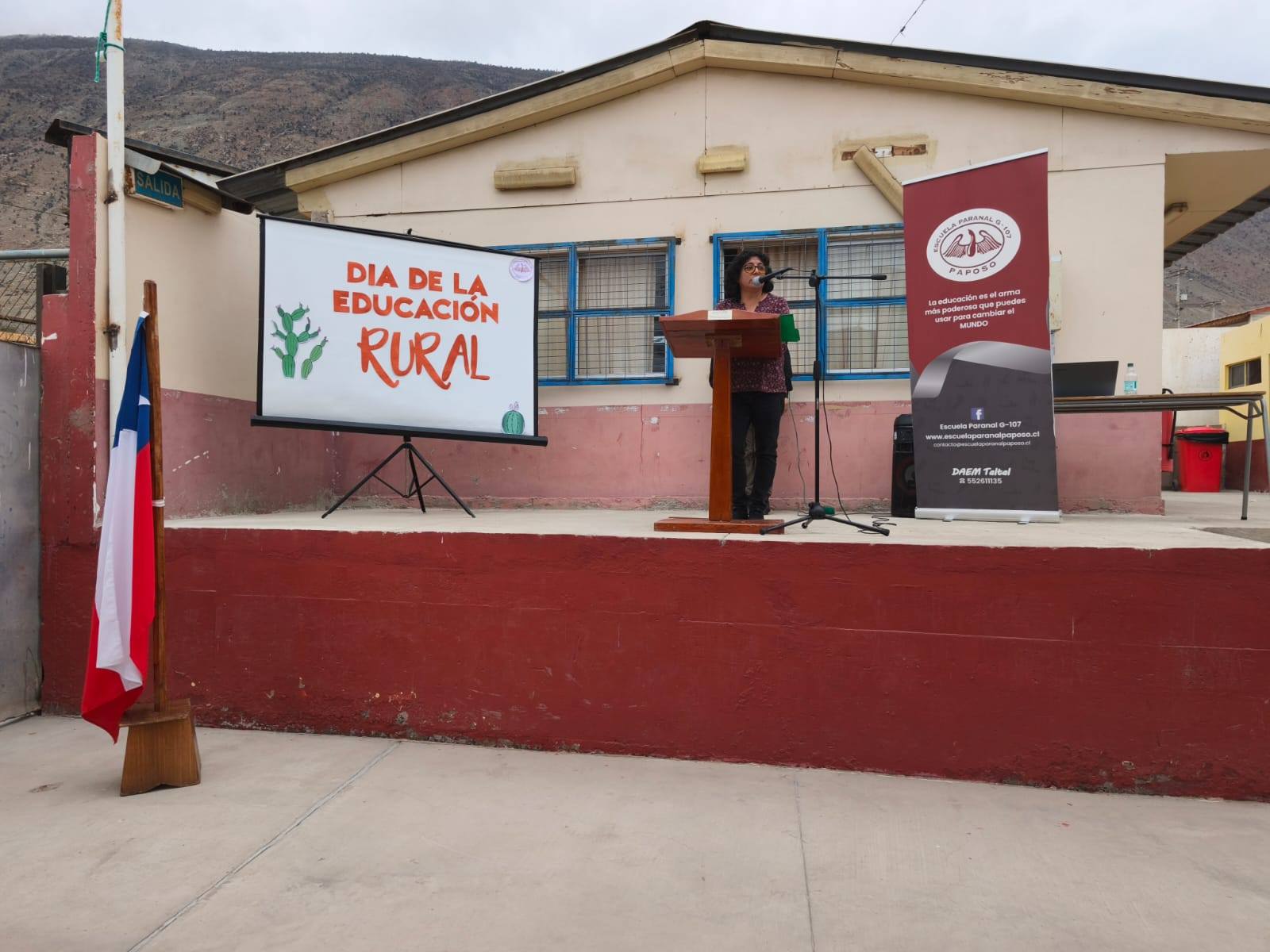 Integrante de la comunidad educativa durante acto del Día de la Educación Rural en Paposo.