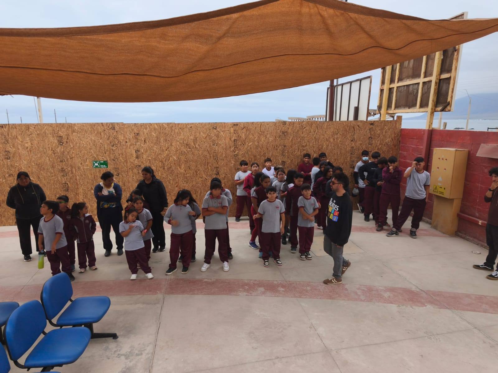Comunidad escolar reunida en actividad del Día de la Educación Rural en Paposo.