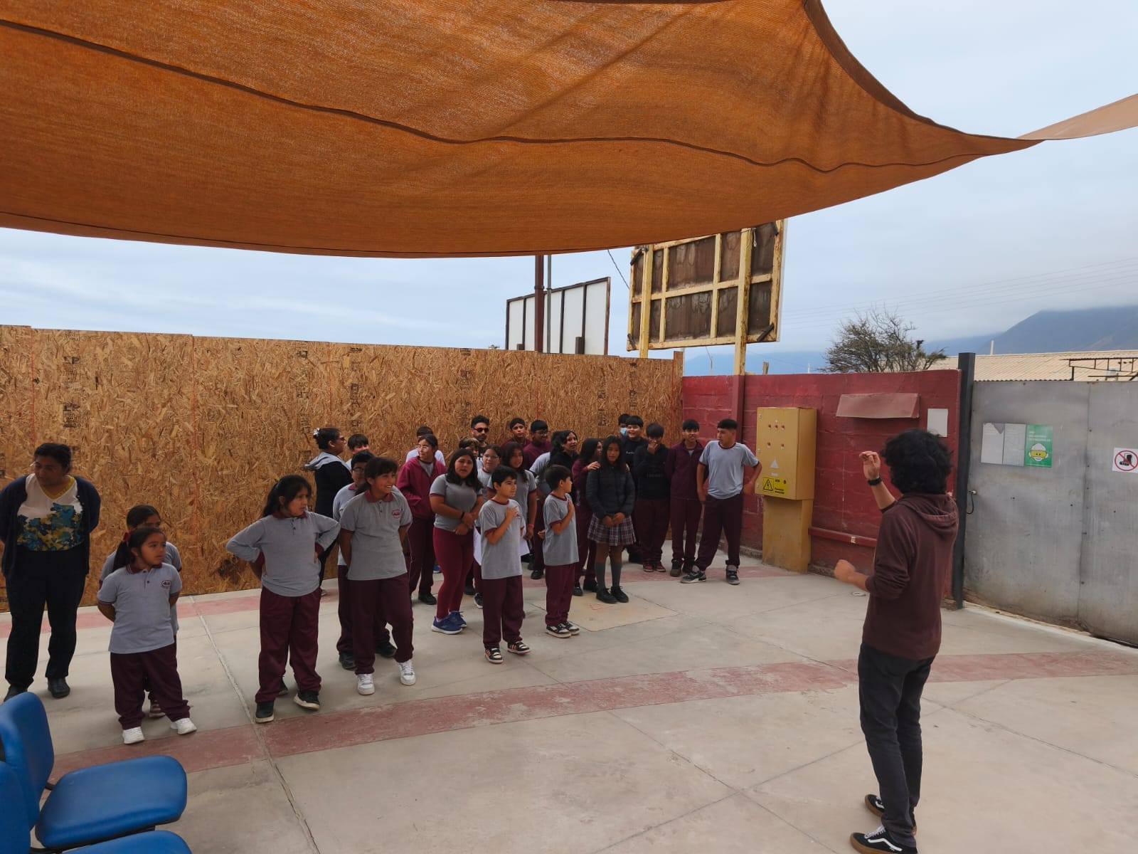 Estudiantes reunidos durante la conmemoración del Día de la Educación Rural en Paposo.