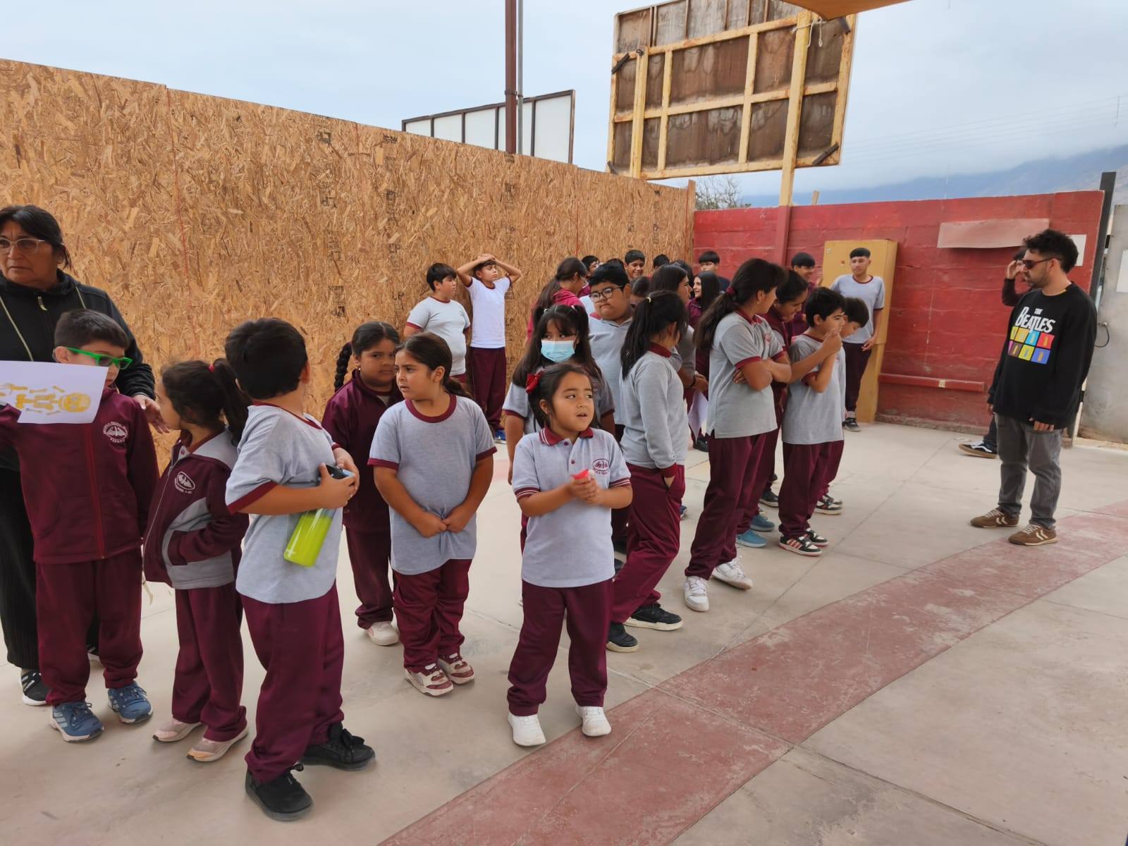 Estudiantes y docentes participan en acto del Día de la Educación Rural en Paposo.