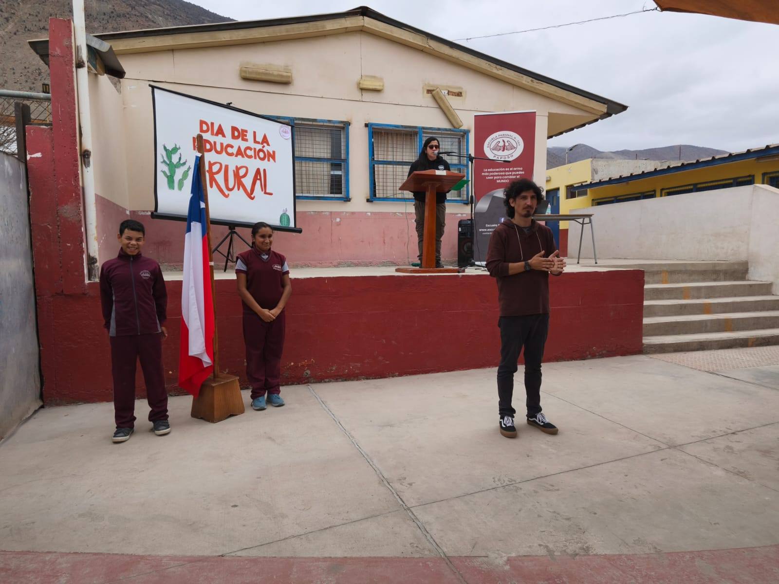 Participación en escenario durante conmemoración del Día de la Educación Rural en Paposo.