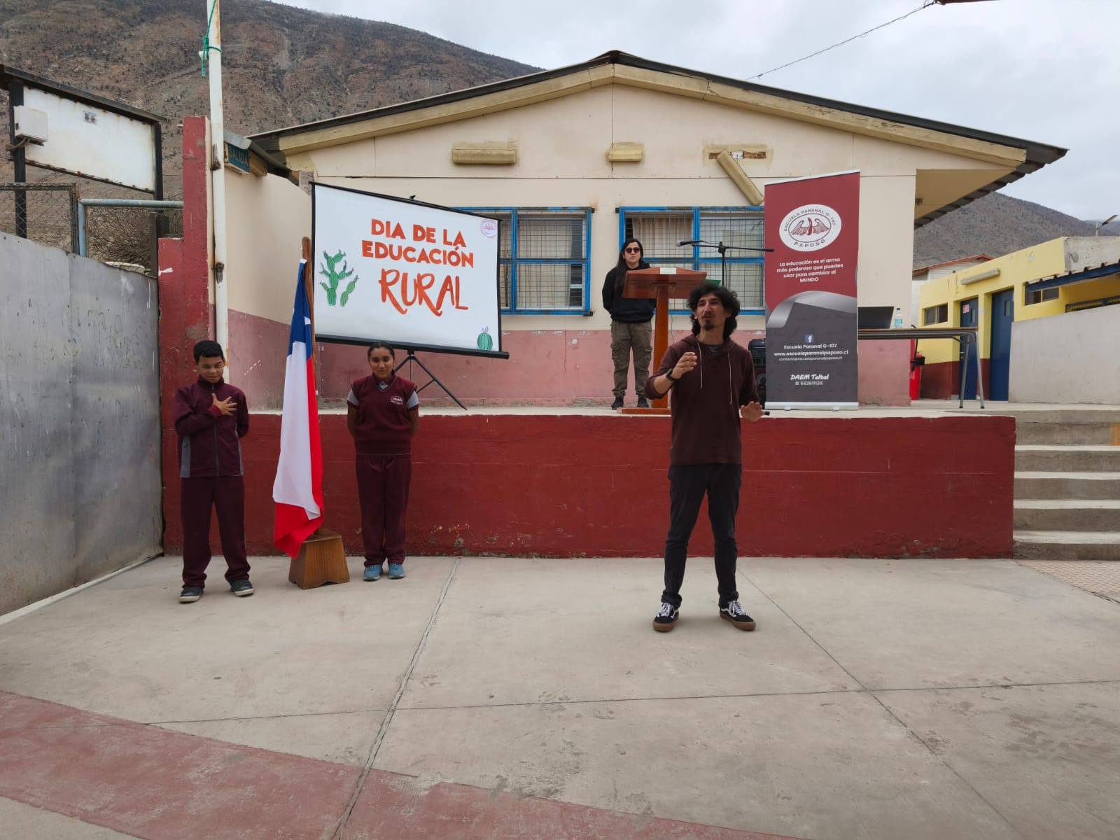 Escenario con mensaje del Día de la Educación Rural en la Escuela Paranal de Paposo.