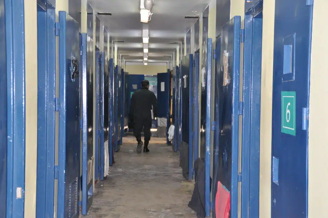 Texto alt Pasillo de un recinto penal durante operativo simultáneo de Gendarmería en la Región de Antofagasta