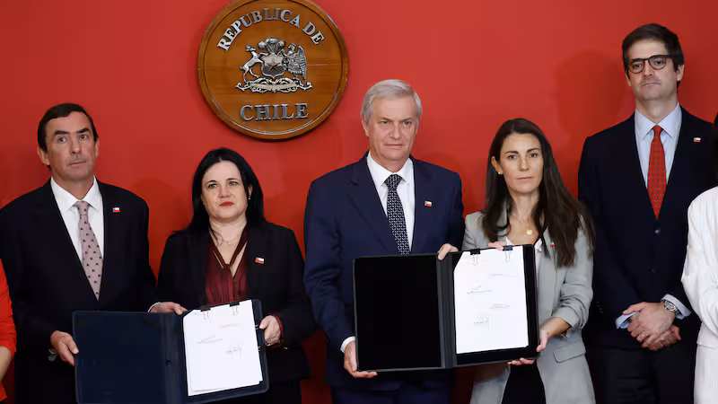 El Presidente José Antonio Kast durante la firma de proyectos de ley sobre seguridad y violencia escolar.