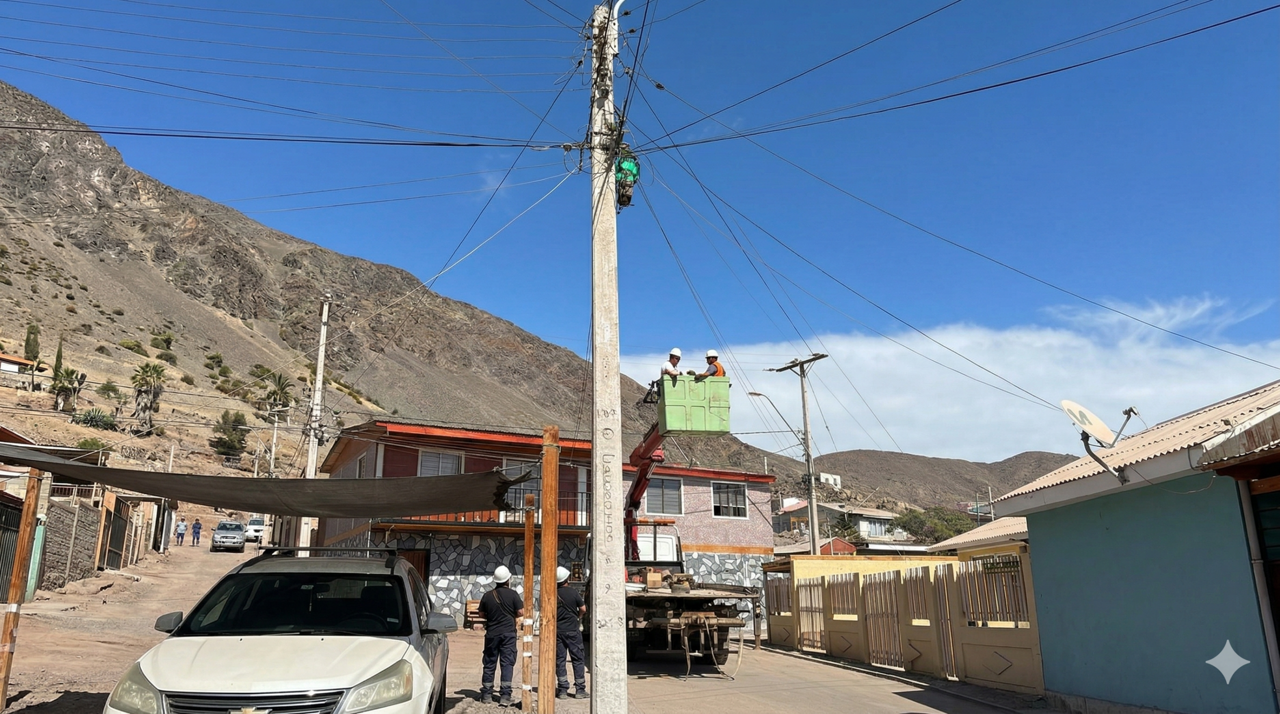 Trabajadores realizan labores de reposición del suministro eléctrico en un poste del sector urbano de Taltal tras el corte de energía.