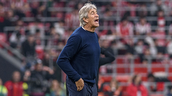 Manuel Pellegrini durante un partido del Betis, en medio de sus declaraciones sobre Chile y su pasado en Universidad de Chile.